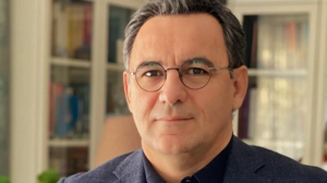 Deniz Zeyrek kimdir, medya dünyasında hangi görevlerde yer almıştır?