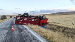 Afyonkarahisar’da devrilen kamyonet ters döndü! Yaralılar var