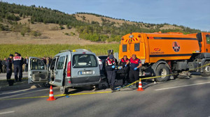 Amasya’da feci kaza! Hafif ticari araç TIR'a çarptı