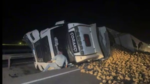 Aksaray’da TIR köpeğe çarpmamak için refüje devrildi: Yol trafiğe kapandı