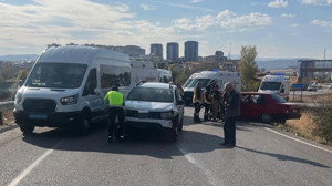 Kırıkkale'de korkutan kaza! İki otomobil çarpıştı