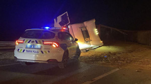 Çorum’da yem yüklü TIR devrildi! Yol trafiğe kapandı