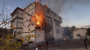 3 katlı ev alevlere teslim oldu: Mahalle ayağa kalktı!