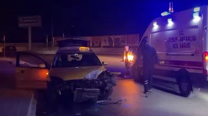 İki ilde feci kaza! Taksi direğe çarptı!