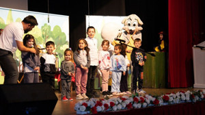 Gölbaşı tiyatroya akın etti! Başkan Odabaşı'nın tatil hediyesine 4 bin çocuk koştu!