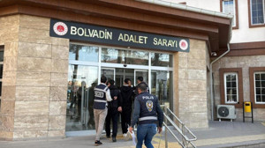 Ticari taksiyle geldiler, polis aracıyla adliyenin yolunu tuttular!
