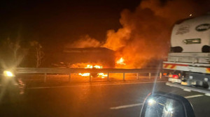 Otomobil traktör römorkuna çarptı: Araç alev topuna döndü!