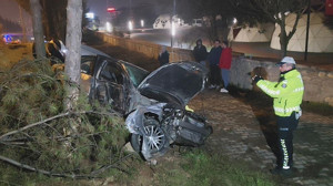 Karabük’te gece yarısı can pazarı: Otomobil önüne gelen her şeye çarptı!