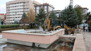 Kırıkkale'de meydan düzenlemesi: Cumhuriyet Meydanı'ndaki atıl havuz tarih oldu!