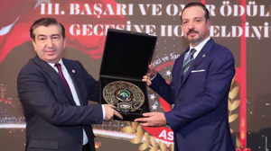 Kürşad Zorlu'dan 81 ile teşekkür! Ankara Milletvekili, ASİAD töreninde Türk Dünyası Ödülü'nü aldı