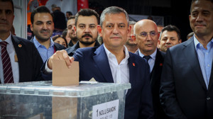 Özgür Özel'e tebrik yağdı! İlk arayan isim herkesi şaşırttı