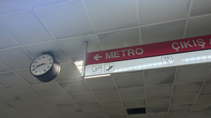 Ayağınızın altına dikkat! Ankara Metrosu'nda dalgın yolcular için hayati hamle