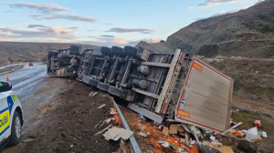 Çorum'da korkutan kaza: Kuruyemiş yüklü TIR şarampole devrildi