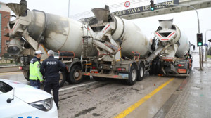 Ankara Çubuk’ta Üç Beton Mikseri Çarpıştı: 1 Kişi Yaralandı