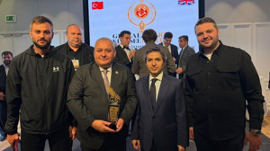 Keçiören Belediye Başkanı Mesut Özarslan Londra’dan ödülle döndü