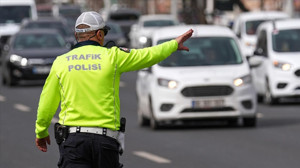 Karapürçek otobanında can pazarı! Kontrolden çıkan servis aracı saniyeler içinde böyle takla attı