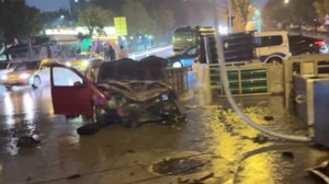 Ankara'da korkunç kaza: Oksijen tüpü yüklü kamyon devrildi, otomobilin tavanı çöktü!