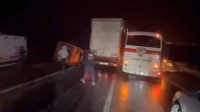 Nevşehir-Aksaray Otoyolu'nda büyük kaza: 2 kamyon ve TIR'ın karıştığı kazada 2 kişi yaralandı