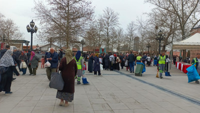 Kadir Gecesinde, Hacı Bayram Camii'nde buluştular! Camiden yükselen Kur’an-ı Kerim tilaveti yine huzur dolu atmosfer oluşturdu
