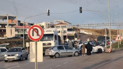 Akyurt'ta trafik kazası: İki otomobil kafa kafaya çarpıştı