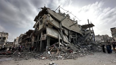 İsrail ordusu Gazze Şeridi'nde yerinden edilmiş sivillerin barındığı okulları vurdu