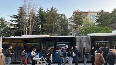 Gayret Mahallesi’nde otobüs çilesi! Durak önlerinde uzun kuyruklar oluşuyor