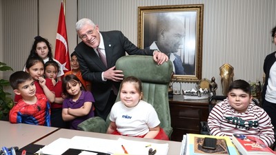 İYİ Parti Genel Başkanı Dervişoğlu, Makamını Çocuklara Devretti