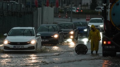 Başkentte Sağanak Hayatı Olumsuz Etkiledi: Rögarlar Taştı, Trafik Durma Noktasına Geldi
