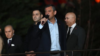 CHP Genel Başkanı Özel, Parti Genel Merkezi Önünde Konuştu