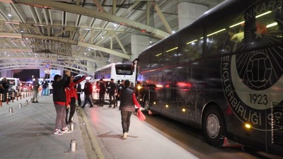Gençlerbirliği Süper Lig'e Döndü! Taraftardan Havalimanında Coşkulu Karşılama