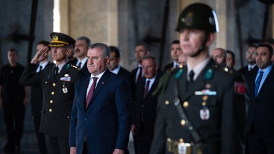 Bakan Bak ve gençler Anıtkabir’de Ata’nın huzurunda