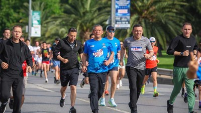 CHP lideri Özgür Özel, Cadde10K koşusunda 1923 numaralı formasıyla 10 kilometre koştu