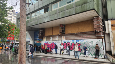 Kızılay'da yağmur paniği! Şemsiyesiz vatandaşların imdadına üst geçitler yetişti