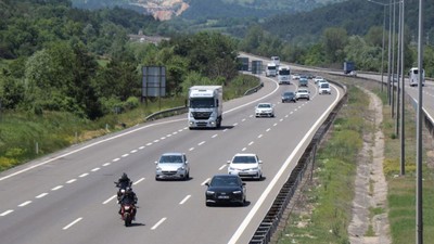 Yola erken çıkan tatilciler Bolu geçişinde trafik yoğunluğu oluşturuyor