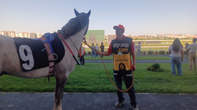 Arife günü Ankara 75. Yıl Hipodromu'nda nefes kesen yarış heyecanı yaşandı
