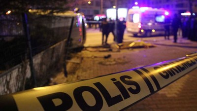 Minibüs park halindeki otomobillere çarptı: 3 kişi yaralandı