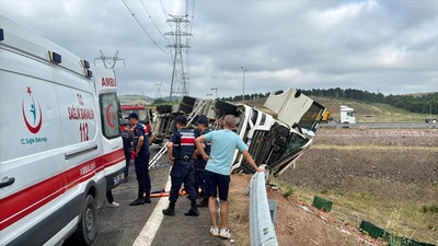 Kocaeli'de karpuz yüklü TIR devrildi: 1 ölü, 3 yaralı