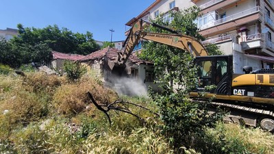 Mamak’ta tehlike saçan yapılar yıkılıyor