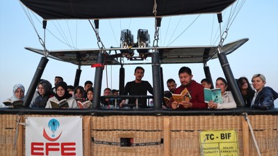 Kapadokya'da öğretmen ve öğrenciler gökyüzünde kitap okudu