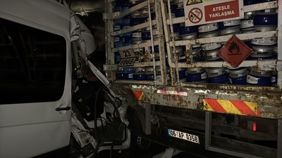 Bolu'da tüp yüklü kamyona çarpan minibüsteki 16 kişi yaralandı
