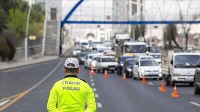 Akyurt'ta seyir halindeki TIR' dan yola tahtalar savruldu! Trafik kilitlendi!