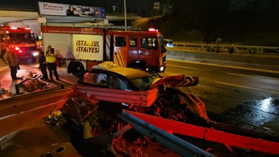 Bayrampaşa'da bariyerlere saplanan otomobilin sürücüsü yaralandı