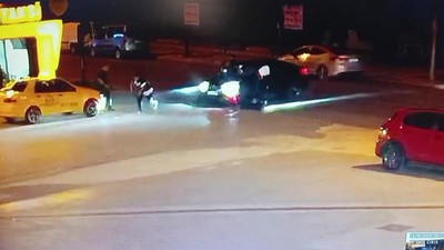 Yola kontrolsüz çıkan sürücü motosiklete çarptı