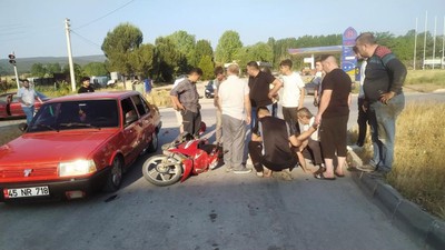 Kütahya'da otomobilin motosikletle çarpışması sonucu 1 kişi yaralandı