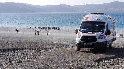 Salda Gölü'nde acı olay: Ankara'dan giden baba ve oğlu boğularak hayatını kaybetti