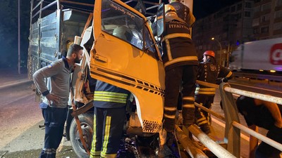 Yön levhasının direğine çarpan kamyonetten ucuz kurtuldu: 1 yaralı