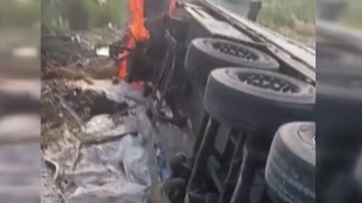 Kırıkkale-Ankara D-200 kara yolunda kaza! Kırıkkale'de köprüden devrilen un yüklü TIR, 9 saat sonra alev aldı!