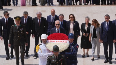TBMM Başkanı Kurtulmuş ve Divan üyeleri Anıtkabir'i ziyaret etti