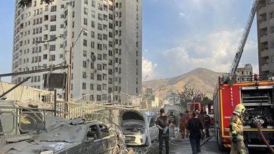 İran’ın başkenti Tahran’da halk, ülke yönetimine destek için toplandı