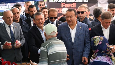 Özgür Özel, hayatını kaybeden Zeyrek hayrına Hacı Bayram Veli Cami avlusunda lokma dağıttı